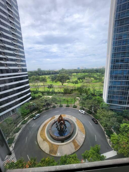 Enjoy Bgc Sunset And Golf Course View 2 Bedroom Loft With 100Mbps Internet Connection Manila Kültér fotó