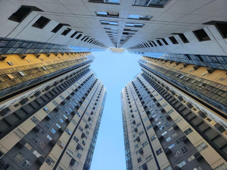 Enjoy Bgc Sunset And Golf Course View 2 Bedroom Loft With 100Mbps Internet Connection Manila Kültér fotó