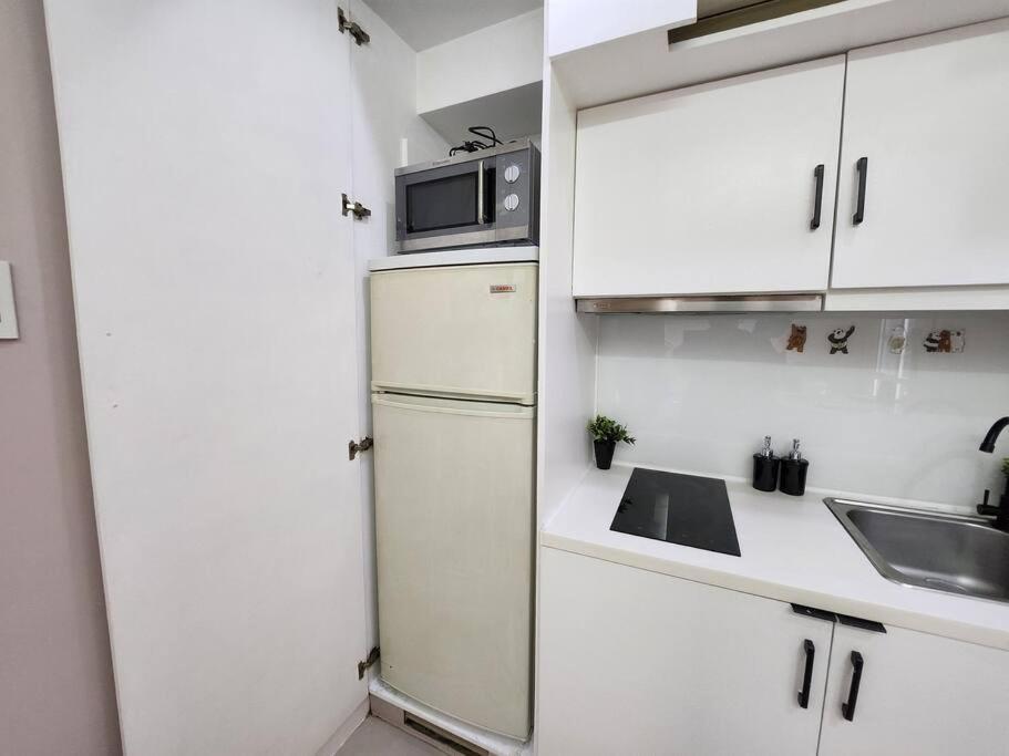 Enjoy Bgc Sunset And Golf Course View 2 Bedroom Loft With 100Mbps Internet Connection Manila Kültér fotó