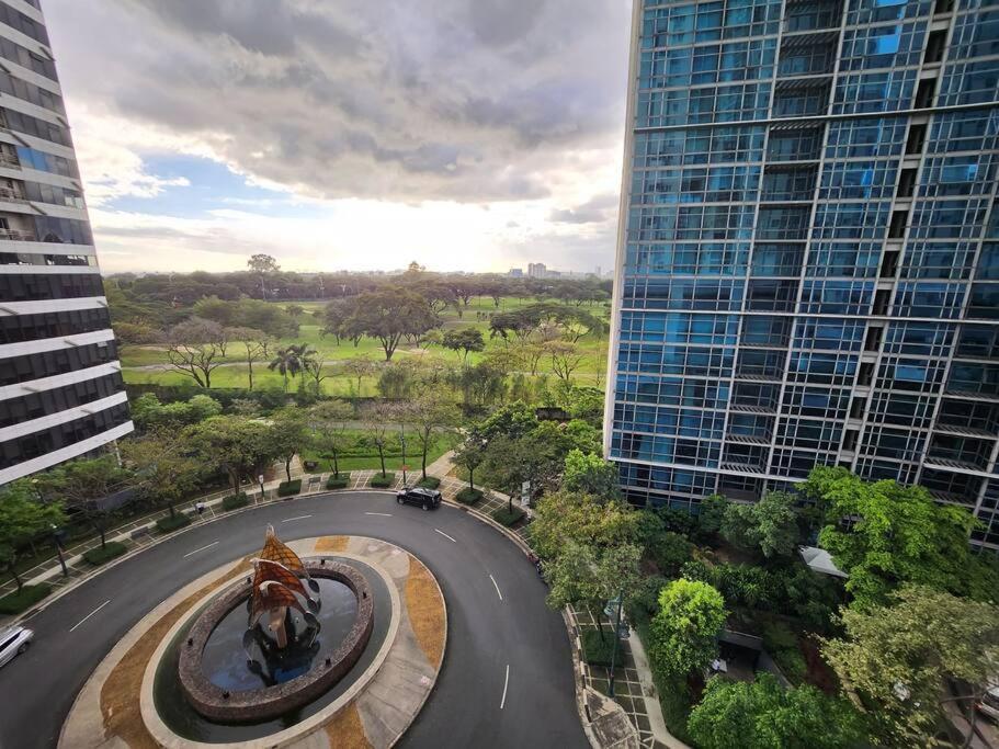 Enjoy Bgc Sunset And Golf Course View 2 Bedroom Loft With 100Mbps Internet Connection Manila Kültér fotó