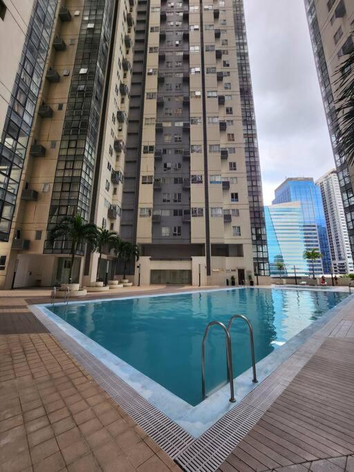 Enjoy Bgc Sunset And Golf Course View 2 Bedroom Loft With 100Mbps Internet Connection Manila Kültér fotó